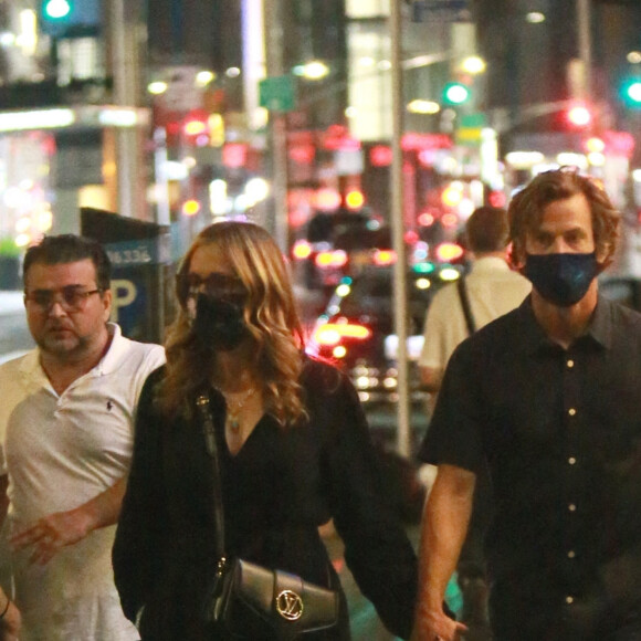 Exclusif - Julia Roberts et son mari Danny Moder sont allés dîner en amoureux à New York, le 6 août 2021.