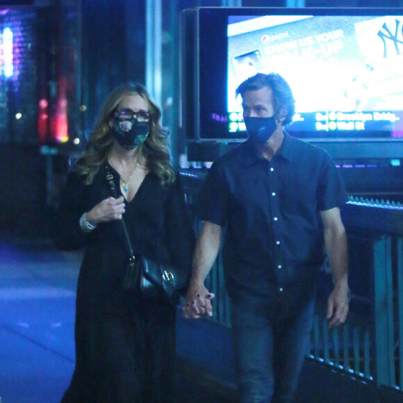 Exclusif - Julia Roberts et son mari Danny Moder sont allés dîner en amoureux à New York, le 6 août 2021.