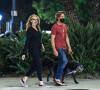 Exclusif - Julia Roberts se balade main dans la main avec son mari Daniel Moder dans les rues de Los Angeles. Le couple porte un masque et promène leur chien. Le 29 juillet 2021