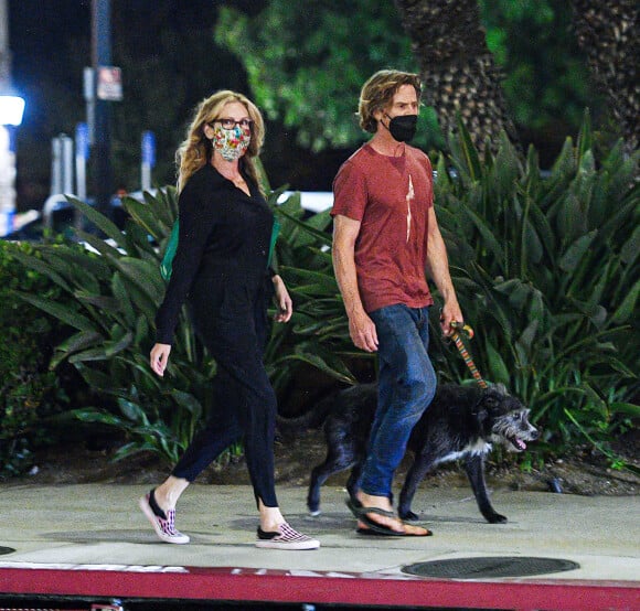 Exclusif - Julia Roberts se balade main dans la main avec son mari Daniel Moder dans les rues de Los Angeles. Le couple porte un masque et promène leur chien. Le 29 juillet 2021