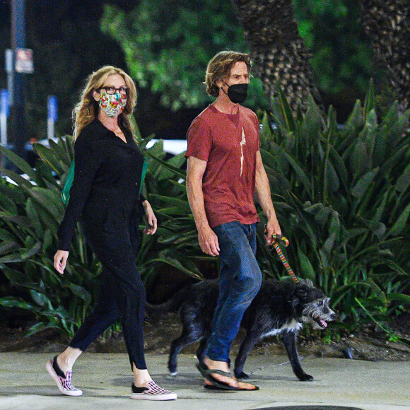 Exclusif - Julia Roberts se balade main dans la main avec son mari Daniel Moder dans les rues de Los Angeles. Le couple porte un masque et promène leur chien. Le 29 juillet 2021
