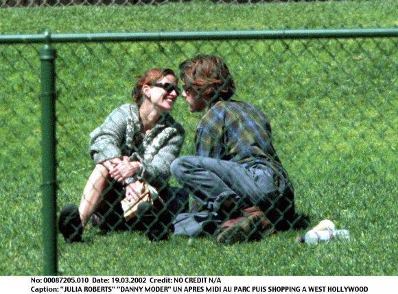 Julia Roberts et Daniel Moder à West Hollywood en mars 2002.