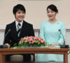 La princesse Mako et son fiancé Kei Komuro après l'annonce de leurs fiançailles à Tokyo, au Japon.
