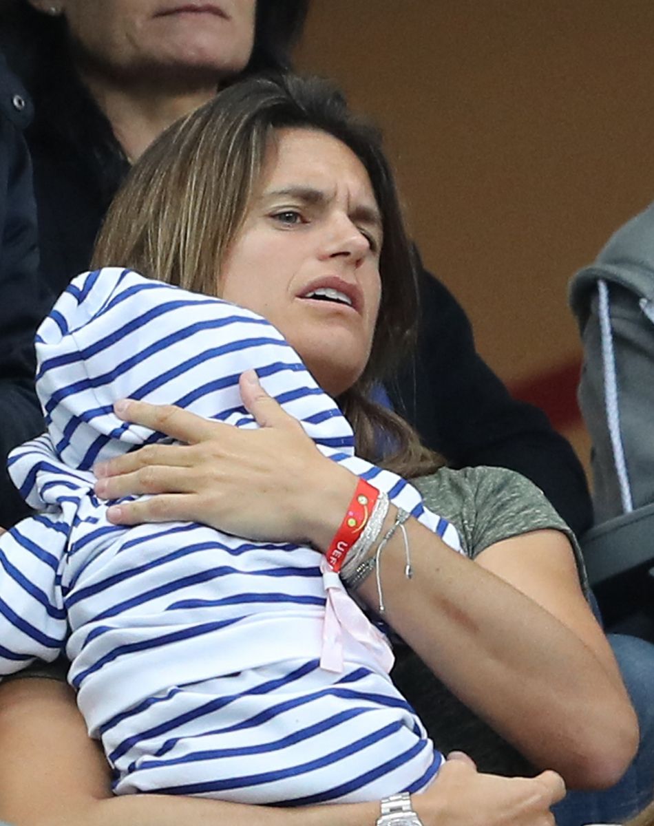 Amélie Mauresmo et son fils Aaron Mauresmo lors du match du quart de finale de l'UEFA Euro 2016 France-Islande au Stade de France à Saint-Denis, France le 3 juillet 2016. © Cyril Moreau/Bestimage