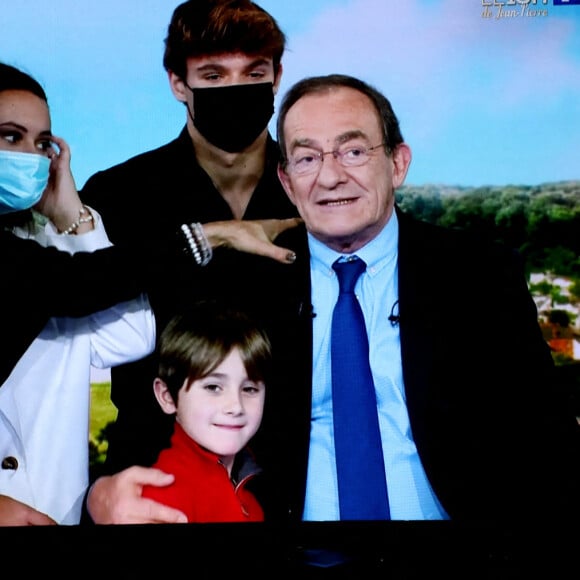 Sa famille, sa femme Nathalie Marquay, leur fils Tom Pernaut, Lou Pernaut et son petit Fils Léo - Dernier JT de Jean-Pierre Pernaut sur TF1 aprés 33 ans de présentation.  © Dominique Jacovides / Bestimage