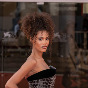 Tina Kunakey assiste à la projection du film "Dune" (hors compétition) à la 78e édition de la Mostra de Venise, habillée d'une robe Haute Couture Giorgio Armani Privé. Venise, le 3 septembre 2021.