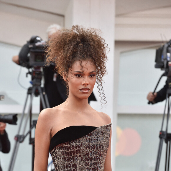 Tina Kunakey assiste à la projection du film "Dune" (hors compétition) à la 78e édition de la Mostra de Venise, habillée d'une robe Haute Couture Giorgio Armani Privé. Venise, le 3 septembre 2021.