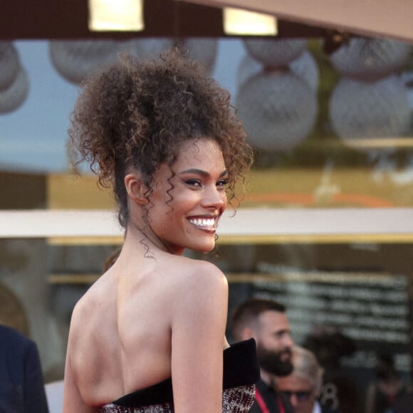 Tina Kunakey assiste à la projection du film "Dune" (hors compétition) à la 78e édition de la Mostra de Venise, habillée d'une robe Haute Couture Giorgio Armani Privé. Venise, le 3 septembre 2021.