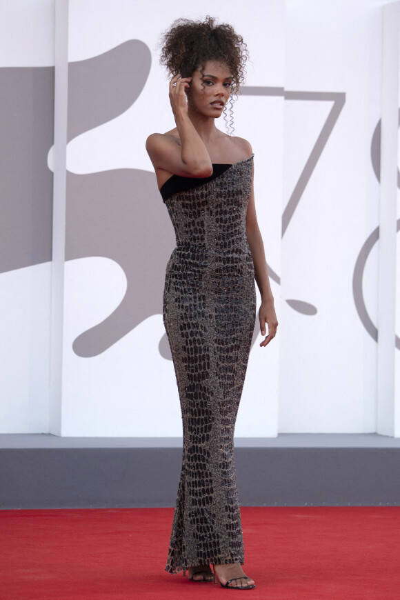 Tina Kunakey assiste à la projection du film "Dune" (hors compétition) à la 78e édition de la Mostra de Venise, habillée d'une robe Haute Couture Giorgio Armani Privé. Venise, le 3 septembre 2021.