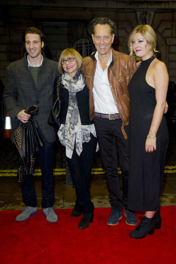 Richard E Grant avec sa femme Joan Washington, sa fille Olivia Grant et son conjoint à la  premiere de 'Dom Hemingway', à Londres le 28 octobre 2013.