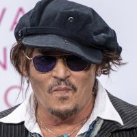 Johnny Depp, un style unique à Deauville : il se grille une cigarette en conférence de presse
