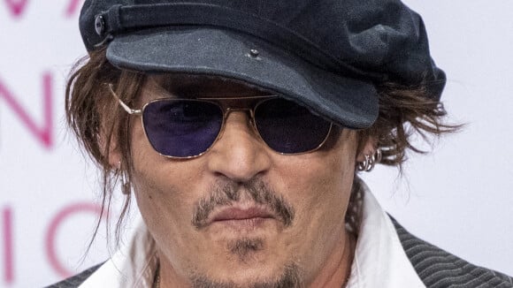 Johnny Depp, un style unique à Deauville : il se grille une cigarette en conférence de presse