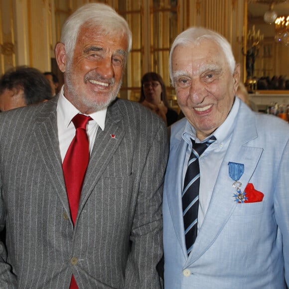 Exclusif - Jean-Paul Belmondo est venu assister à la décoration de son ami Charles Gérard (Chevalier de l'ordre national du mérite) au ministère de la Culture et de la Communication le 20 avril 2012.