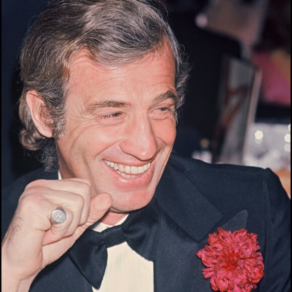 Jean-Paul Belmondo lors d'une soirée au Lido, à Paris en 1977.