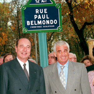 Jacques Chirac, Jean-Paul Belmondo et Natty lors de l'inauguration de la rue Jean-Paul Belmondo à Paris, dans le 12e arrondissement, le 7 novembre 1994.