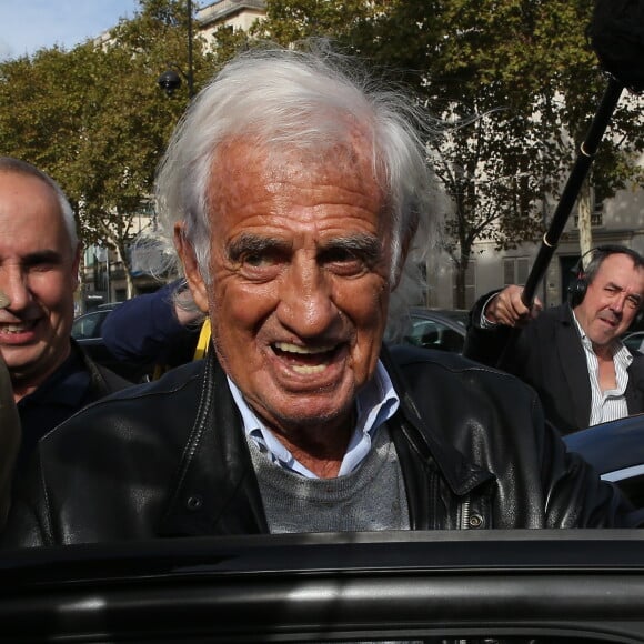 Jean Paul Belmondo - Les célébrités et la famille quittent l'église Saint François-Xavier après les Obsèques du comédien Jean Piat à Paris le 21 septembre 2018.