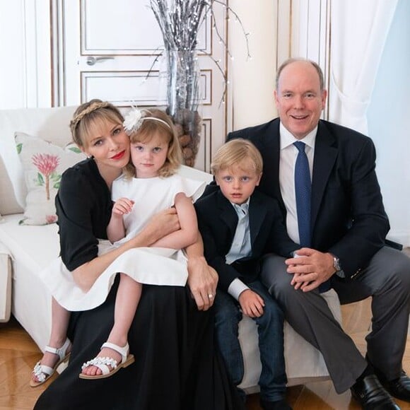 Le prince Albert de Monaco, son épouse Charlene et leurs deux enfants, Jacques et Gabriella, au palais princier de Monaco, 2020.