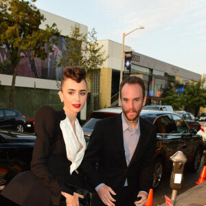 Lily Collins et son compagnon Charlie McDowell arrivent à l'évènement "Clash" de chez Cartier à West Hollywood, Los Angeles. Le 24 août 2021.