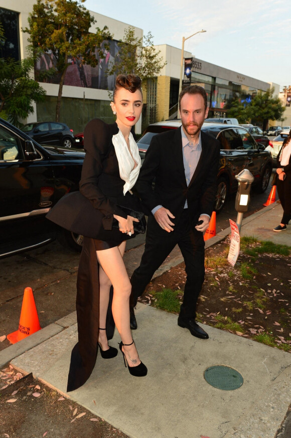 Lily Collins et son compagnon Charlie McDowell arrivent à l'évènement "Clash" de chez Cartier à West Hollywood, Los Angeles. Le 24 août 2021.