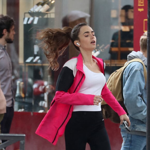 Lily Collins fait un jogging dans les rues déconfinées de Paris, à l'occasion d'une scène du tournage de la saison 2 de la série "Emily in Paris". Le 19 mai 2021.