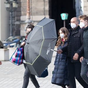 Lily Collins sur le tournage de la série "Emily in Paris" saison 2 au Louvre à Paris le 17 mai 2021.