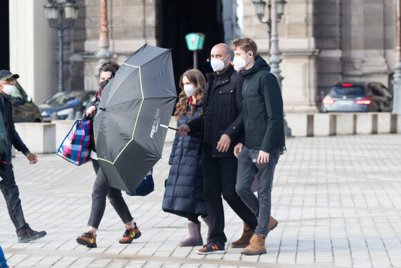 Lily Collins sur le tournage de la série "Emily in Paris" saison 2 au Louvre à Paris le 17 mai 2021.