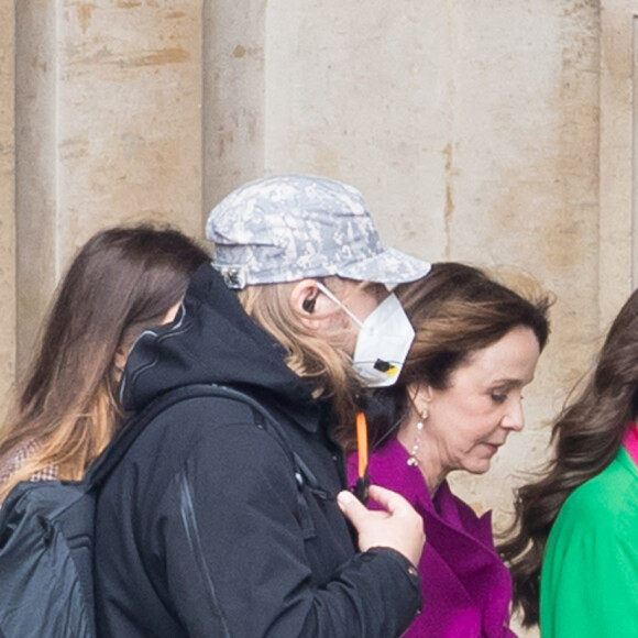 Lily Collins sur le tournage de la série "Emily in Paris" saison 2 au Louvre à Paris le 17 mai 2021.