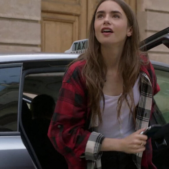 Lily Collins - Bande-annonce de la série Netflix "Emily in Paris" créée par Darren Star. Le 5 octobre 2020.
