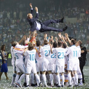 Les joueurs du Real Madrid et leur entraîneur Zinédine Zidane fêtent leur victoire en Ligue des Champions à Madrid le 26 mai 2018.