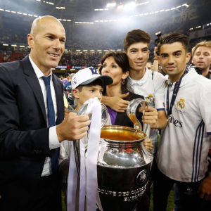 Zinédine Zidane soulève le trophée de la Ligue des Champions avec sa famille après la victoire du Real Madrid en finale de la compétition contre la Juventus de Turin le 3 juin 2017 à Cardiff.