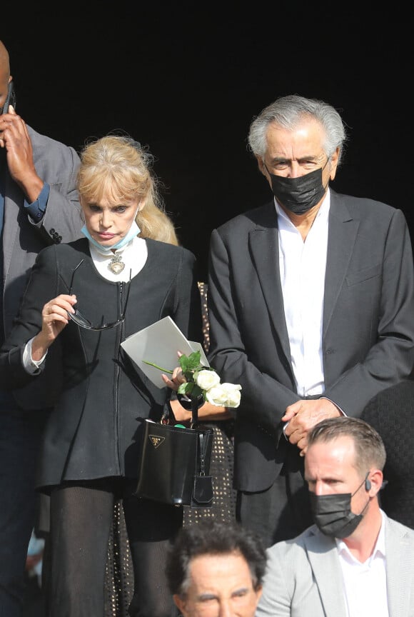 Arielle Dombasle et son mari Bernard-Henri Lévy - Sorties des obsèques de Florence Rogers-Pinault en l'Église Saint-Sulpice à Paris, le 8 septembre 2021.