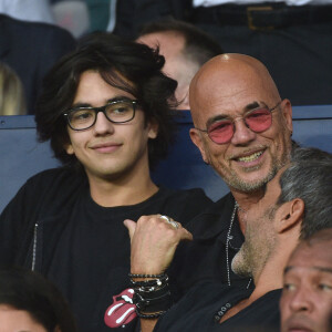 Pascal Obispo, son fils Sean, Ary Abittan et Pascal Obispo dans les tribunes lors du match de championnat de Ligue 1 Conforama opposant le Paris Saint-Germain au Toulouse FC au parc des Princes à Paris, France. © Giancarlo Gorassini/Bestimage