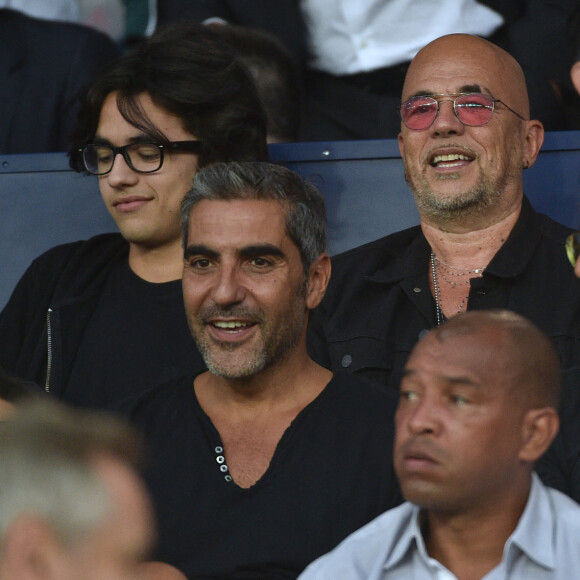 Pascal Obispo, son fils Sean, Ary Abittan et Pascal Obispo dans les tribunes lors du match de championnat de Ligue 1 Conforama opposant le Paris Saint-Germain au Toulouse FC au parc des Princes à Paris, France, le 25 août 2019. Le PSG a gagné 4-0. © Giancarlo Gorassini/Bestimage