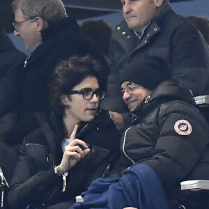 Pascal Obispo et son fils Sean dans les tribunes du Stade de France lors du match amical international opposant la France à l'Uruguay à Saint-Denis, Seine Saint-Denis, France, le 20 novembre 2018. La France a gagné 1-0. © Cyril Moreau/Bestimage