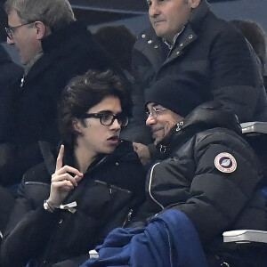 Pascal Obispo et son fils Sean dans les tribunes du Stade de France lors du match amical international opposant la France à l'Uruguay à Saint-Denis, Seine Saint-Denis, France, le 20 novembre 2018. La France a gagné 1-0. © Cyril Moreau/Bestimage