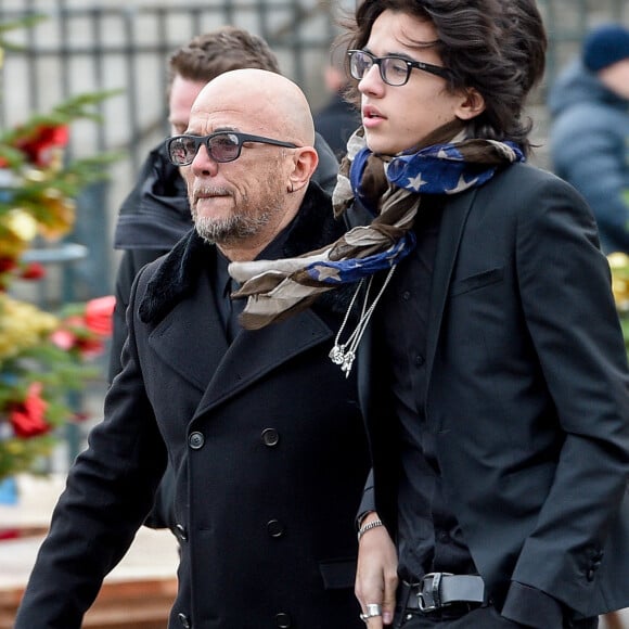 Pascal Obispo et son fils Sean - Sorties de l'église de la Madeleine après les obsèques de Johnny Hallyday à Paris, le 9 décembre 2017. © Coadic Guirec/Bestimage