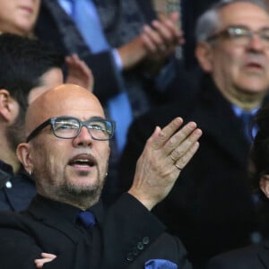 Pascal Obispo, sa femme Julie Hantson, son fils Sean - People au match de football PSG-Nantes (4 à 0) au Parc des Princes le 14 mai 2016.