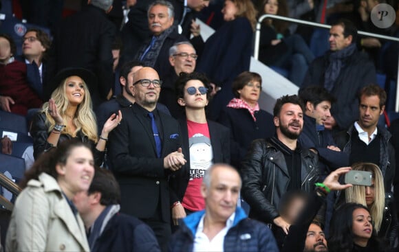 Pascal Obispo et son fils Sean et sa femme Julie Hantson, Michaël Youn, sa fille Seven, sa compagne Isabelle Funaro, Sébastien Grosjean et Richard Gasquet - People au match de football PSG-Nantes (4 à 0) au Parc des Princes le 14 mai 2016.