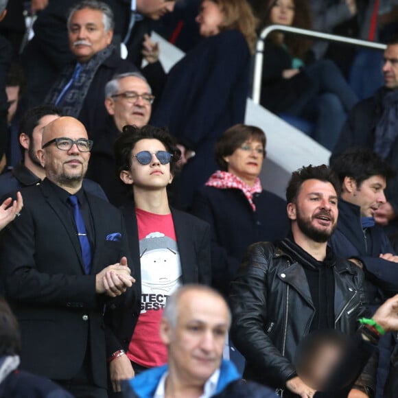 Pascal Obispo et son fils Sean et sa femme Julie Hantson, Michaël Youn, sa fille Seven, sa compagne Isabelle Funaro, Sébastien Grosjean et Richard Gasquet - People au match de football PSG-Nantes (4 à 0) au Parc des Princes le 14 mai 2016.