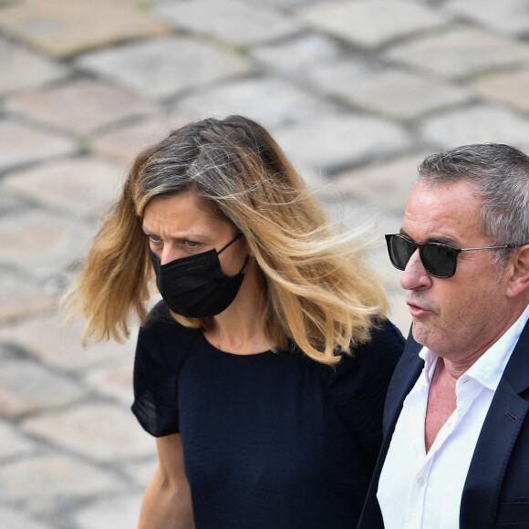 Christophe Dechavanne et sa compagne Elena Fois arrive aux Invalides. Photo par David Niviere/ABACAPRESS.COM