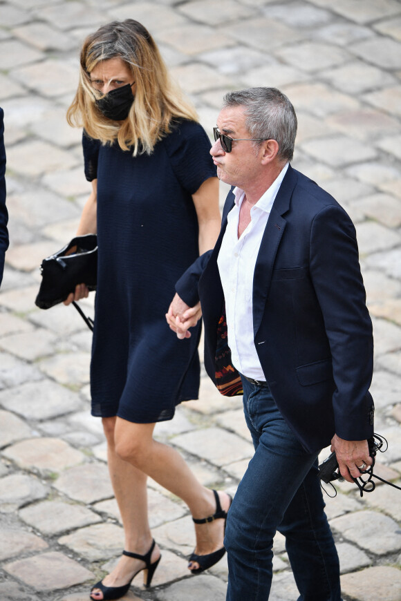 Christophe Dechavanne et sa compagne Elena durant l'hommage à Jean-Paul Belmondo à l'Hôtel des Invalides à Paris. Photo par David Niviere/ABACAPRESS.COM