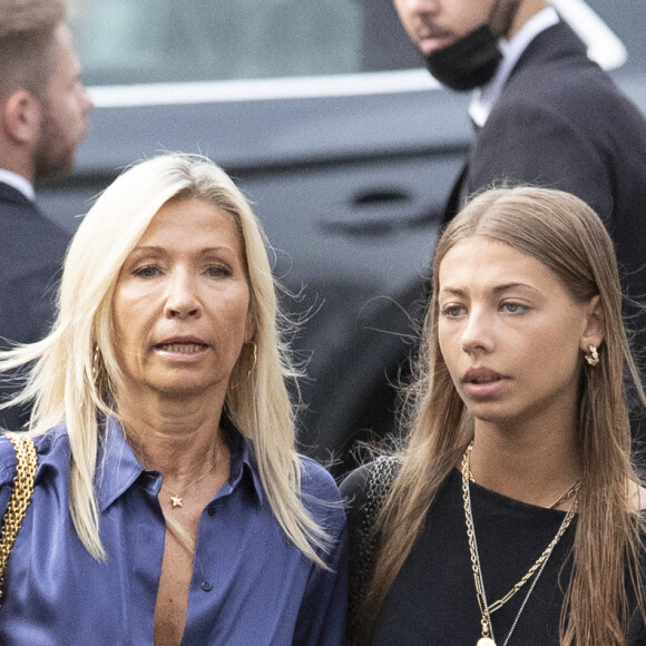 Nathalie Tardivel (Natty) et sa fille Stella Belmondo - Obsèques de Jean-Paul Belmondo en en l'église Saint-Germain-des-Prés, à Paris le 10 septembre 2021. © Cyril Moreau / Bestimage 