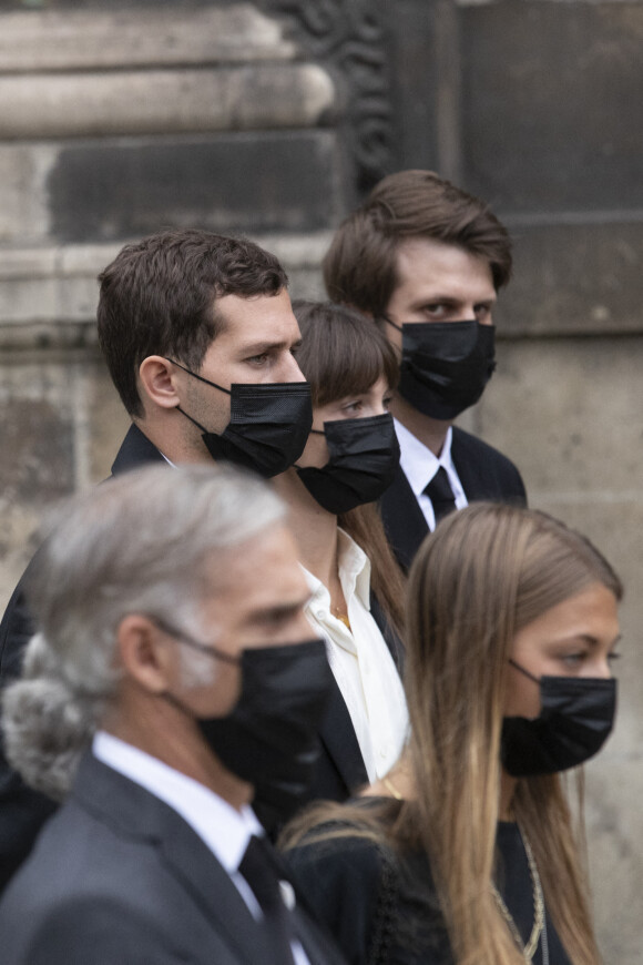 Victor, Annabelle, Alessandro, Stella et Paul Belmondo - Obsèques de Jean-Paul Belmondo en en l'église Saint-Germain-des-Prés, à Paris le 10 septembre 2021. © Cyril Moreau / Bestimage 