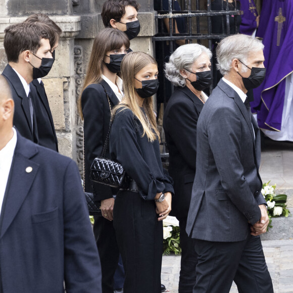 Victor, Giacomo, Stella, Annabelle Belmondo, Florence Belmondo, Paul Belmondo - Obsèques de Jean-Paul Belmondo en en l'église Saint-Germain-des-Prés, à Paris le 10 septembre 2021. © Cyril Moreau / Bestimage 