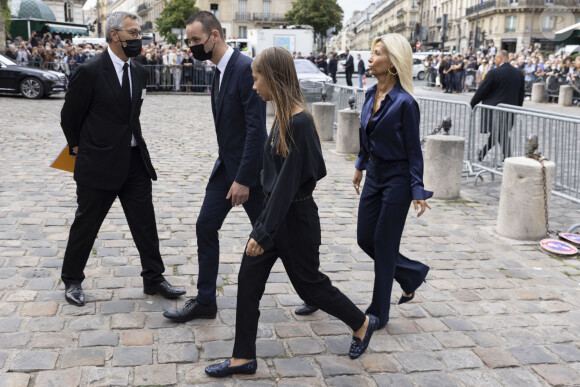 Nathalie Tardivel (Natty) et sa fille Stella Belmondo - Obsèques de Jean-Paul Belmondo en en l'église Saint-Germain-des-Prés, à Paris le 10 septembre 2021. © Cyril Moreau / Bestimage 