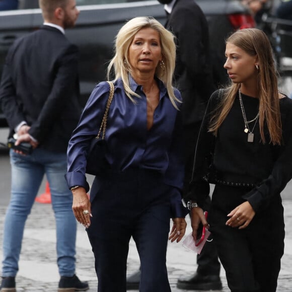 Nathalie Tardivel (Natty) et sa fille Stella - Obsèques de Jean-Paul Belmondo en l'église Saint-Germain-des-Prés, à Paris le 10 septembre 2021. © Cyril Moreau / Bestimage  Funeral of actor Jean-Paul Belmondo at Saint Germain des Pres church in Paris on september 10th 2021 