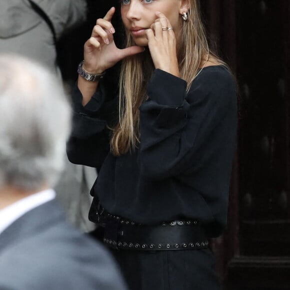 Stella Belmondo - Obsèques de Jean-Paul Belmondo en l'église Saint-Germain-des-Prés, à Paris le 10 septembre 2021. © Cyril Moreau / Bestimage  Funeral of actor Jean-Paul Belmondo at Saint Germain des Pres church in Paris on september 10th 2021 