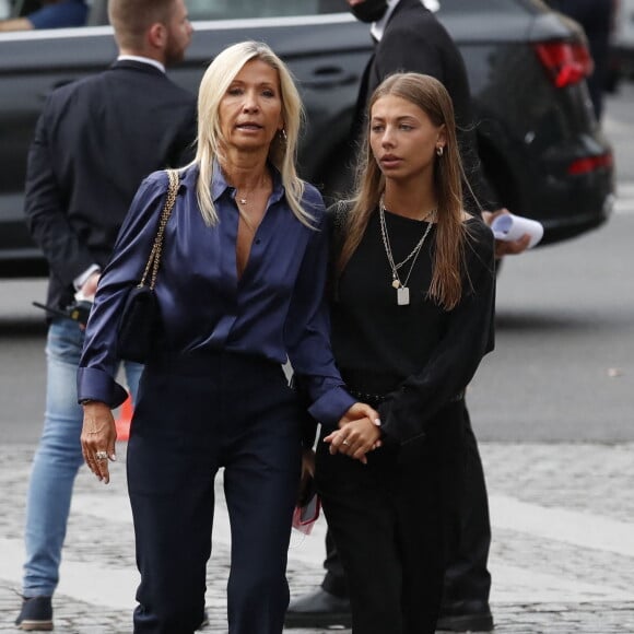 Nathalie Tardivel (Natty) et sa fille Stella - Obsèques de Jean-Paul Belmondo en l'église Saint-Germain-des-Prés, à Paris le 10 septembre 2021. © Cyril Moreau / Bestimage  Funeral of actor Jean-Paul Belmondo at Saint Germain des Pres church in Paris on september 10th 2021 