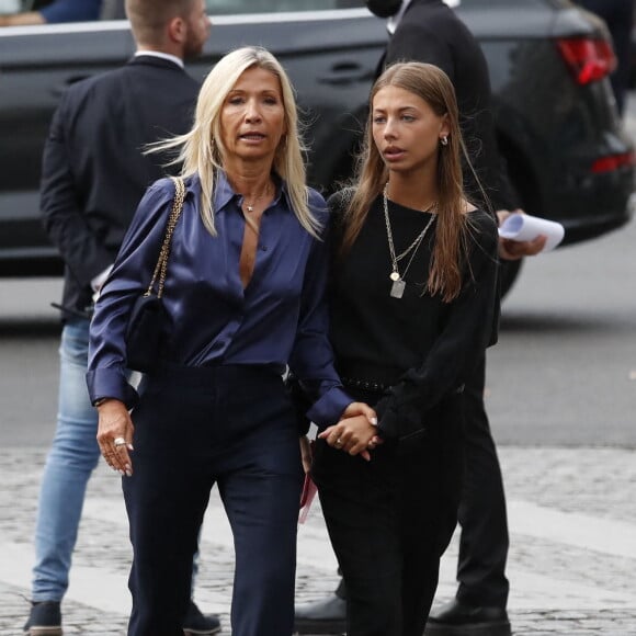 Nathalie Tardivel (Natty) et sa fille Stella - Obsèques de Jean-Paul Belmondo en l'église Saint-Germain-des-Prés, à Paris le 10 septembre 2021. © Cyril Moreau / Bestimage  Funeral of actor Jean-Paul Belmondo at Saint Germain des Pres church in Paris on september 10th 2021 