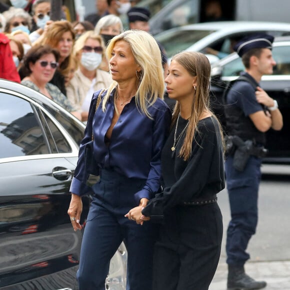 Nathalie Tardivel (Natty) et sa fille Stella - Obsèques de Jean-Paul Belmondo en l'église Saint-Germain-des-Prés, à Paris le 10 septembre 2021. © Dominique Jacovides / Bestimage  Funeral of actor Jean-Paul Belmondo at Saint Germain des Pres church in Paris on september 10th 2021 